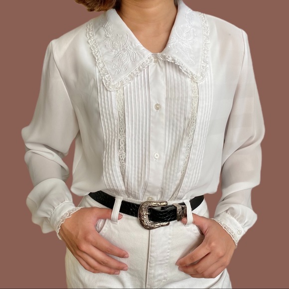 🚫SOLD🚫 Frilly Oversized Collared Blouse 🕊 - Picture 2 of 4